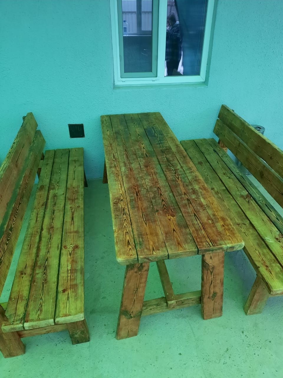 Стол с двумя лавками.