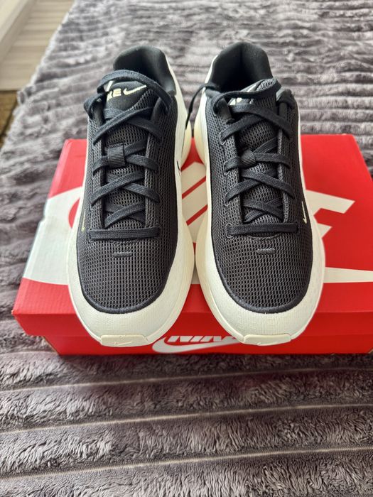 Nike Uplift Sc alb-negru.