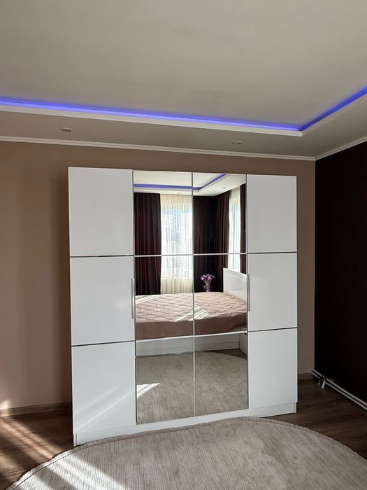 Бял гардероб с огледала в перфектно състояние