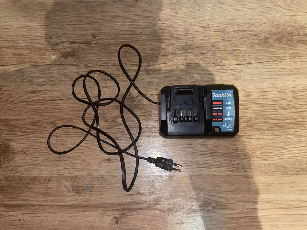 Зарядно Makita DC18WA