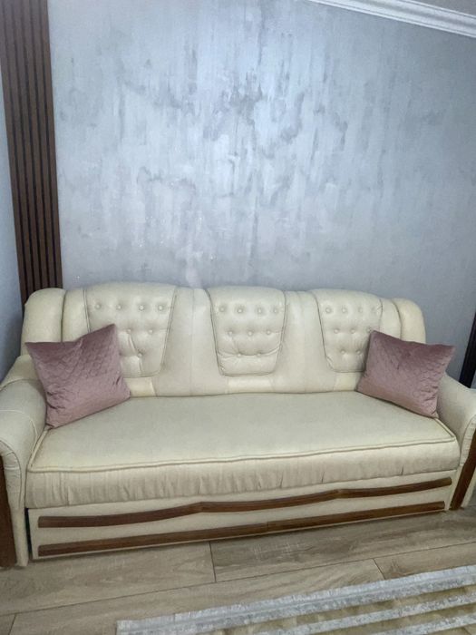 Vând Set canapele din piele de culoare alb/ crem extensibila