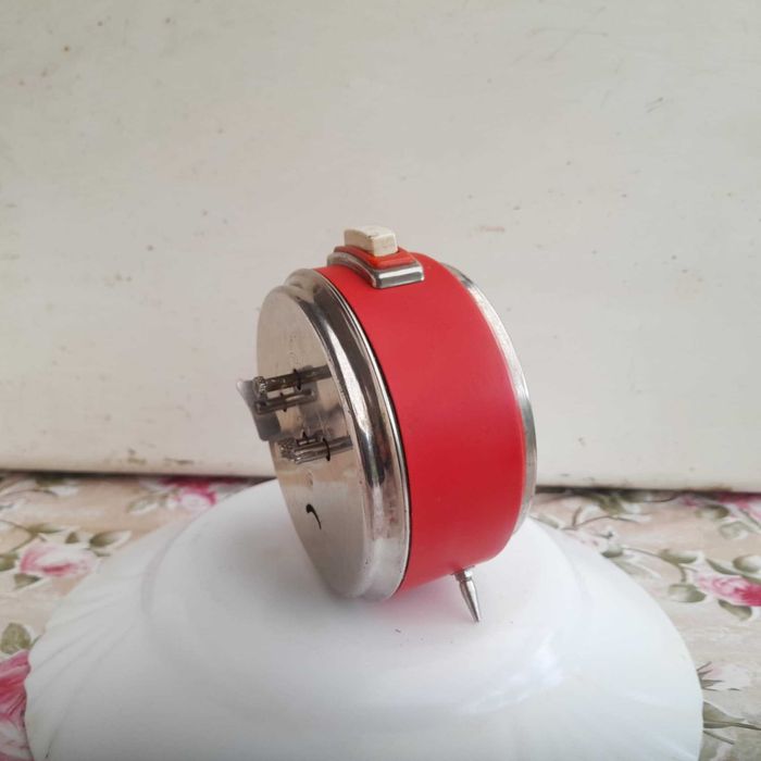 Ceas desteptator de masa-mecanic , JNSA .Fabricat in Yugoslavia .