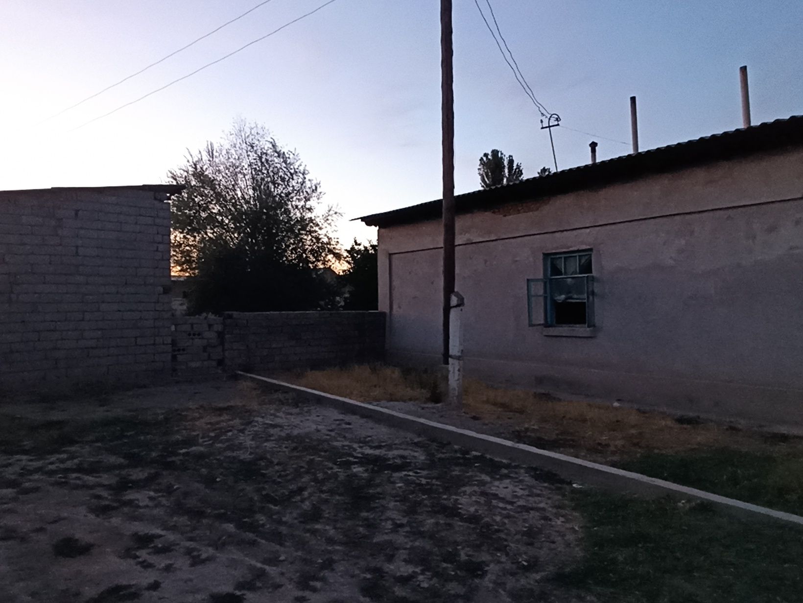 Уй сотилади. 8 соток. Янгихаёт туманидан5 км. Ориентир Лайлак махалла