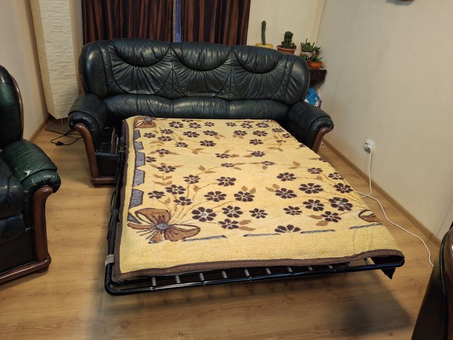 Canapea extensibilă din piele + 2 fotolii din piele naturală.