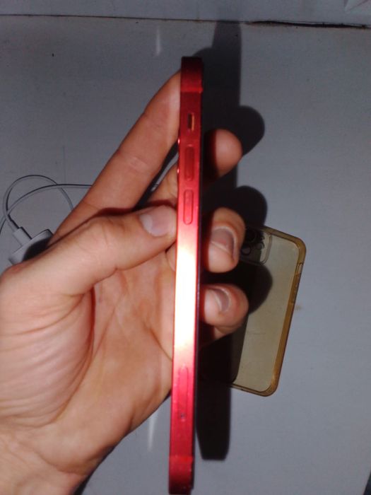 Продам Айфон 12.