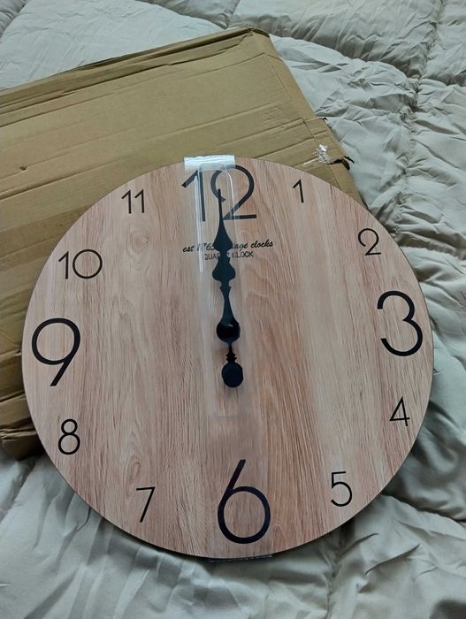 Стенен часовник , дърво и черни цифри