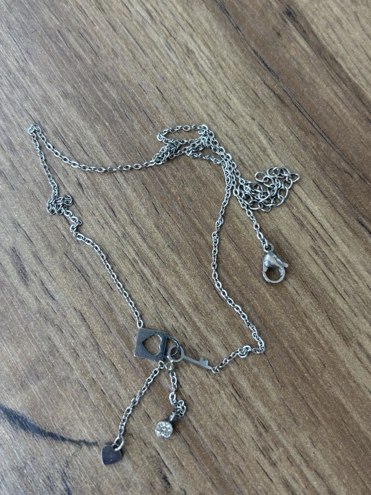 Аксесоари за коса, обеци, гривни, колиета