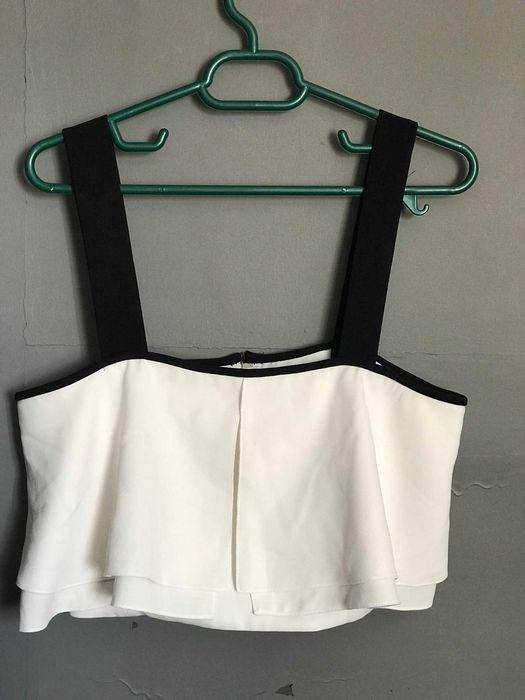Top scurt Zara in stare impecabila