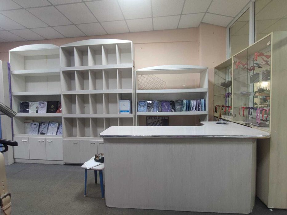 Продам 3 шкафа, стол, гардеробную! +Есть метал.стойки/ вешала. Вешалки