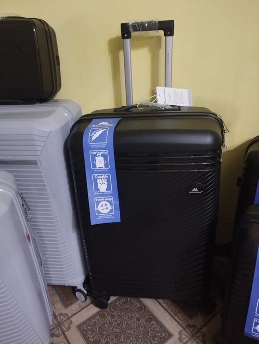 Дорожные чемоданы есть все размеры работаем 24.7