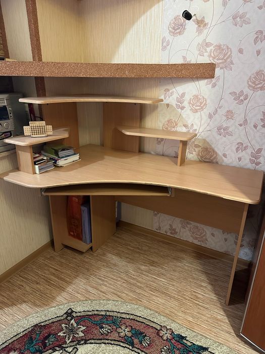 Угловой стол для учебы, работы и компьютера. Срочно!