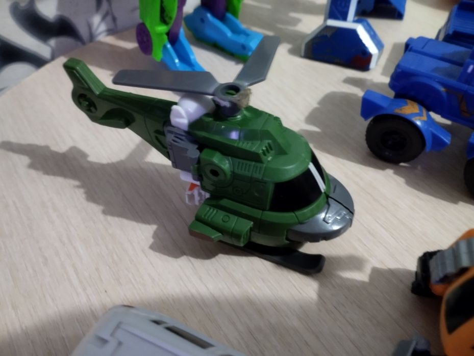 Игрушки  робот трансформер