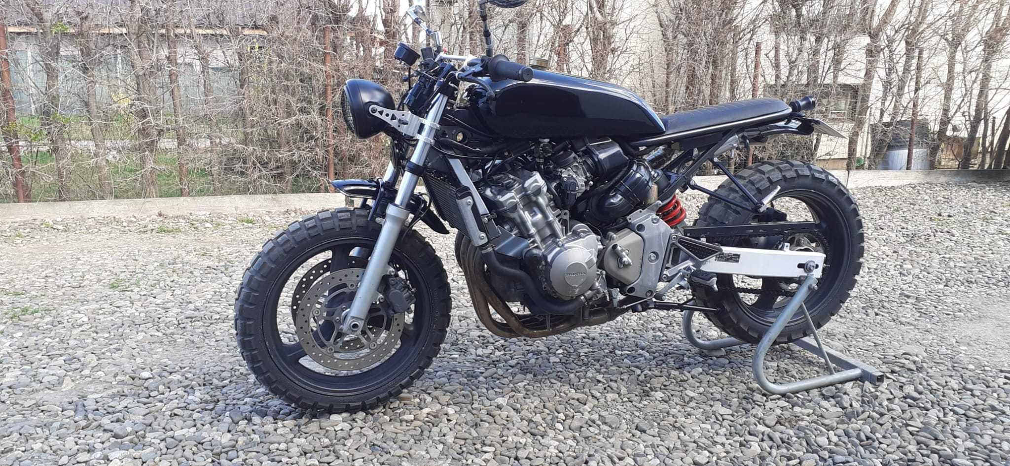 motocicleta honda scrambler (nu bobber nu cafe racer)