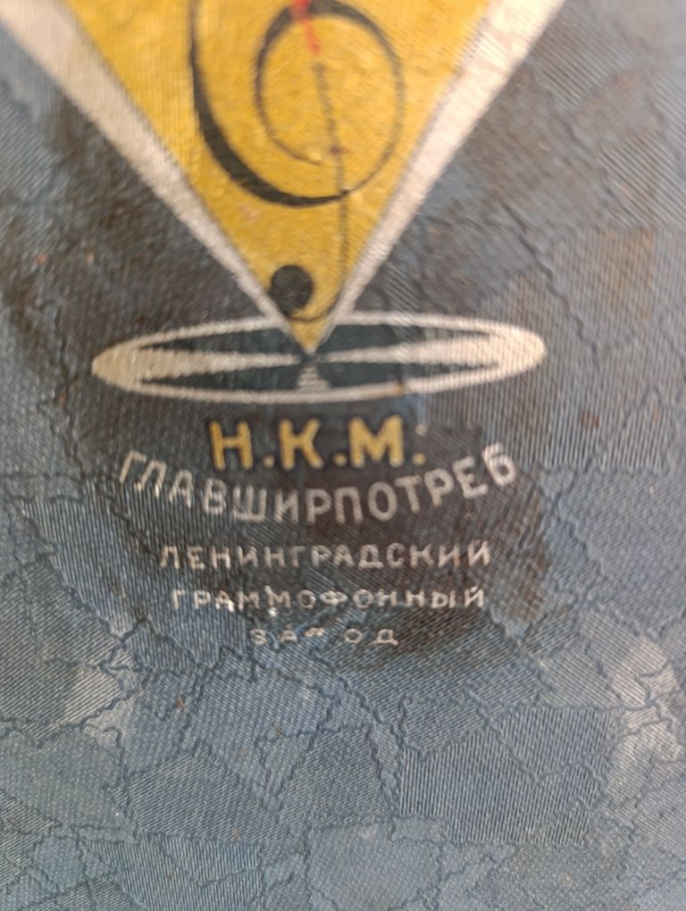 Патефон с запасными иглами