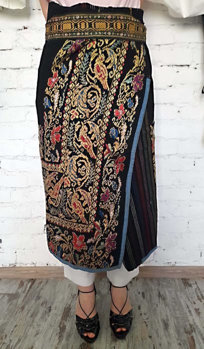Costum popular traditional romanesc vechi de 100 de ani.