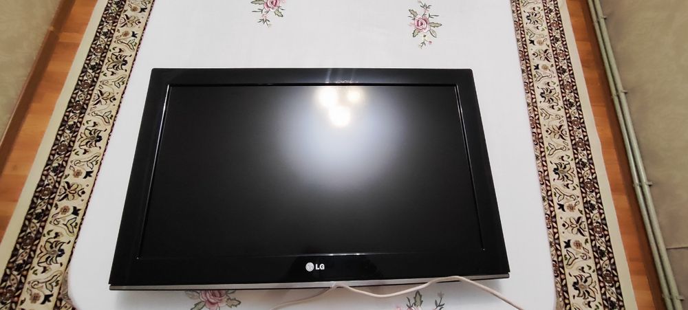 LG телевизор,  размер 50×90