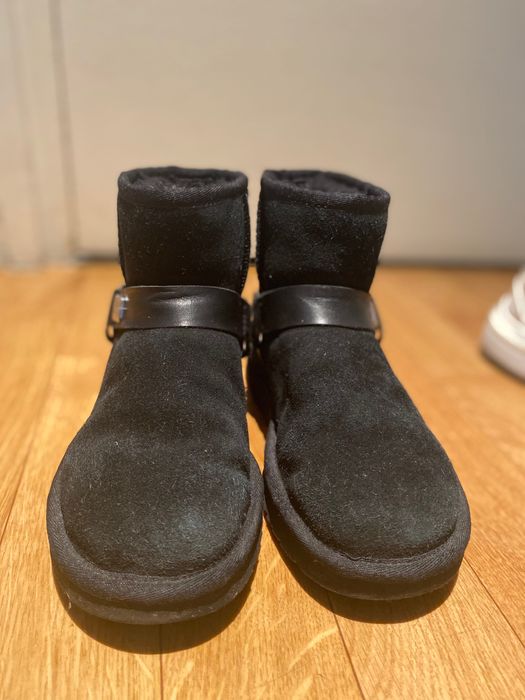 Cizme UGG fete, culoare neagra, marime 36, scurte, model cu lant/logo