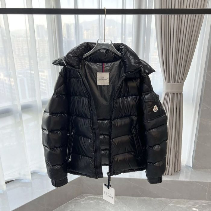 Moncler Maya cu puf de gasca si NFC scan