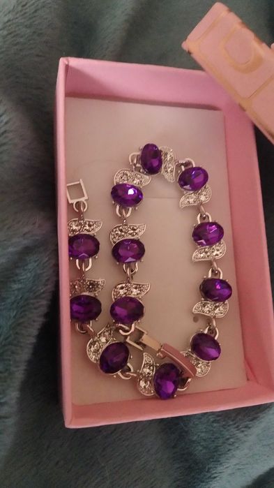 Нова, сребърна гривна. В подаръчна кутия.