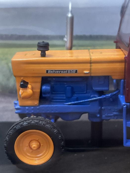 Macheta Tractor UTB 650 cu motor Universal 650