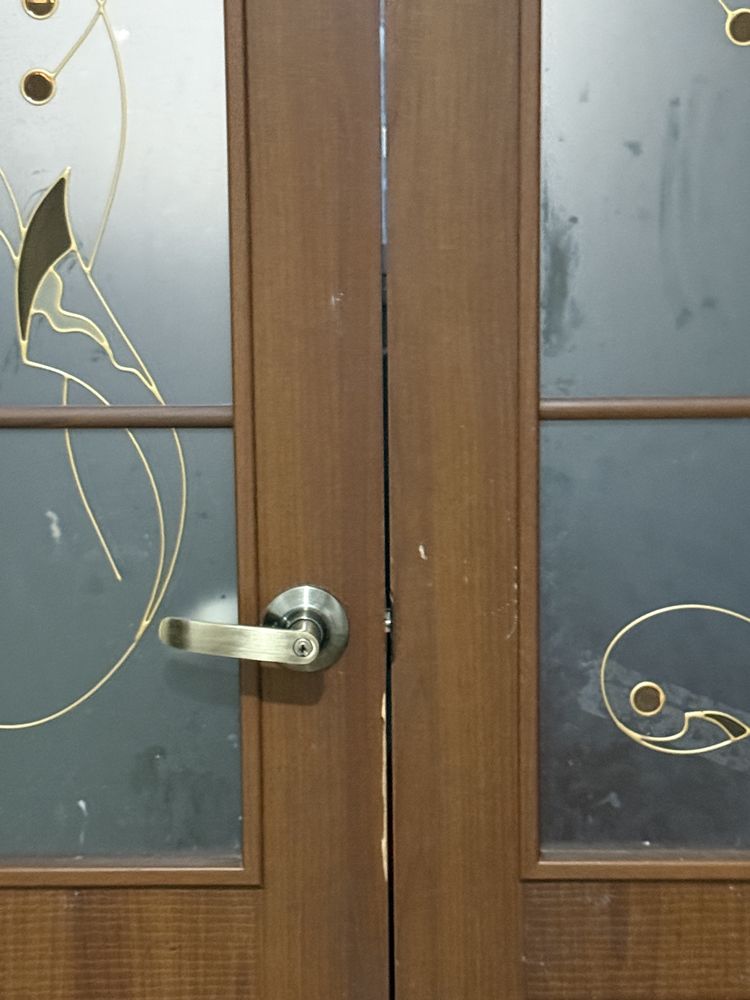Срочно продаю дверь со стеклом