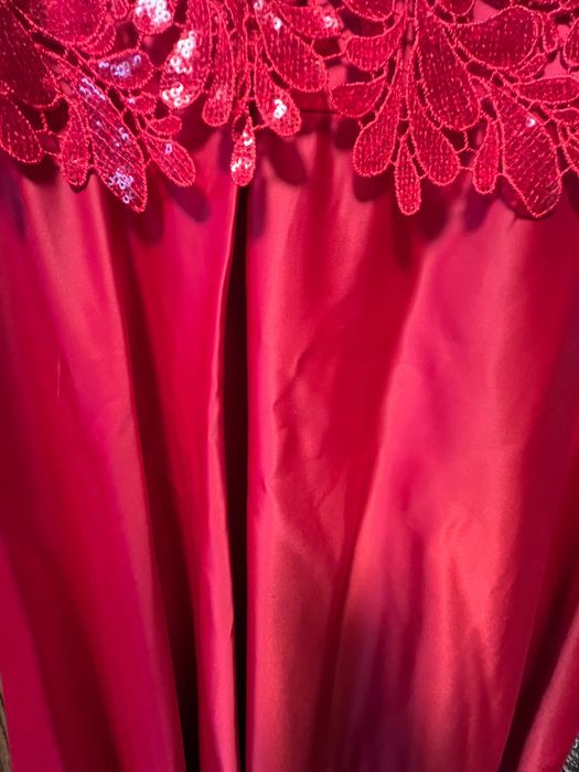 Платье вечернее, красного оттенка