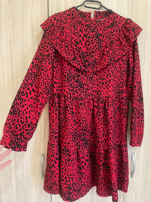 Червена рокля свободна кройка