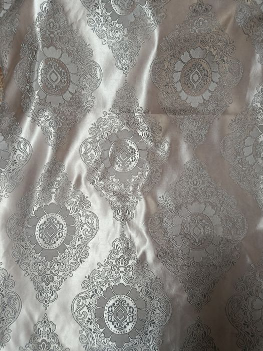 Продам шторы 2 шт по 2 м