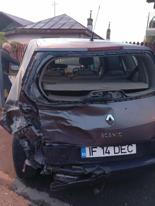 Dezmembrez Renault scenic