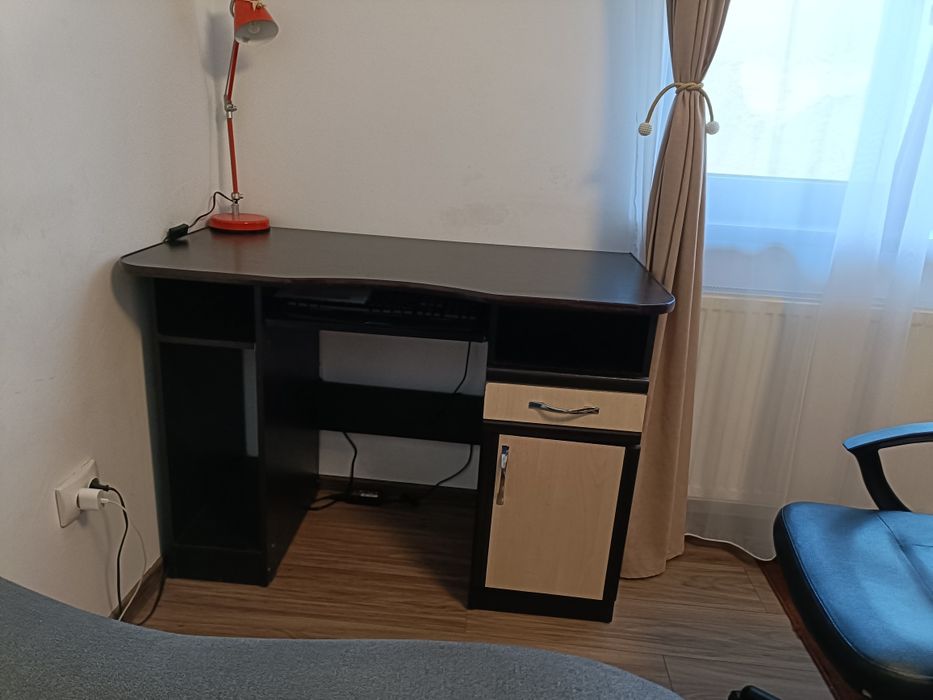 Vând birou de pal +scaun