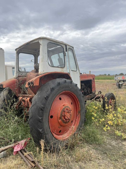 Продавам трактор ЮМЗ на части