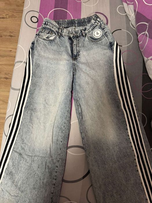 Дънки с широки крачоли.