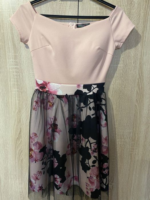 Рокла в цвят пудра с флорални мотиви