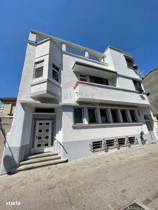 Duplex cu 9 camere de vânzare în zona Peninsula. D+P+E