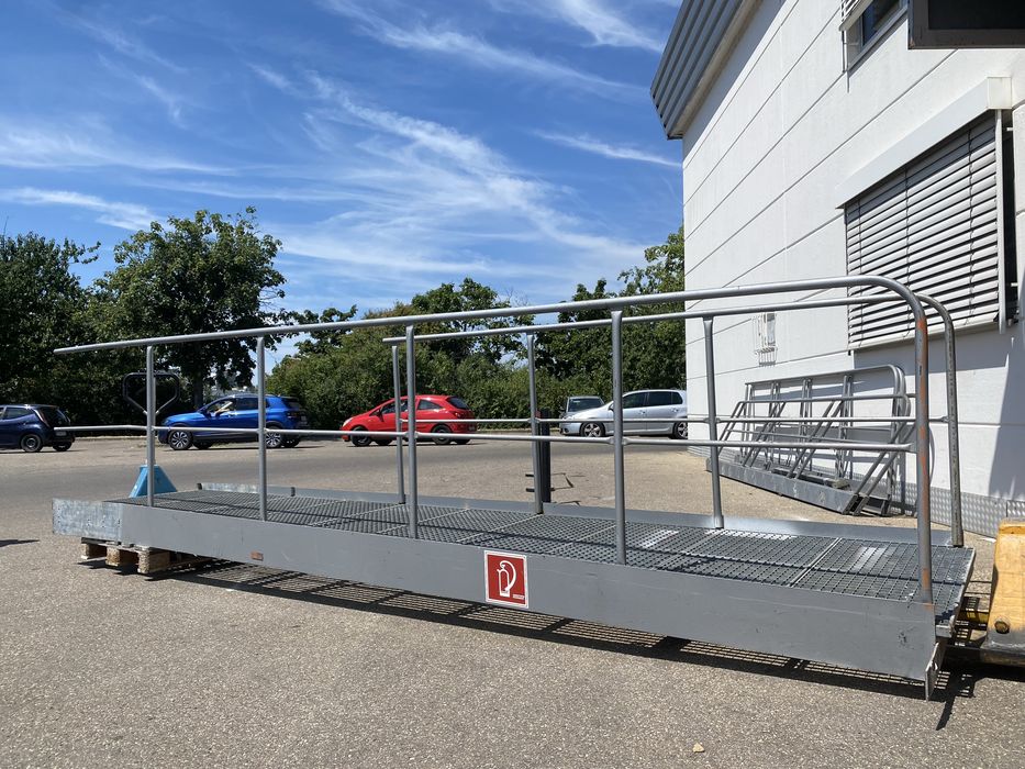 Pod mobil galvanizat  cu balustrada .