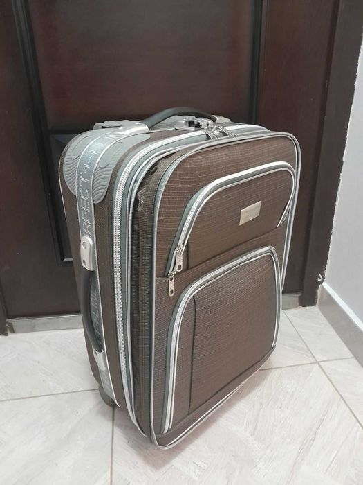 Продавам кафяв куфар