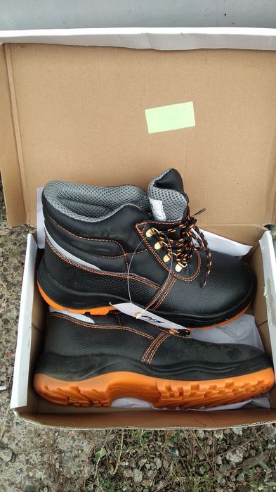 Продам рабочие ботинки