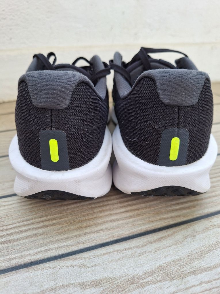 Видове Nike Air max97 и Nike Downshifter 13
