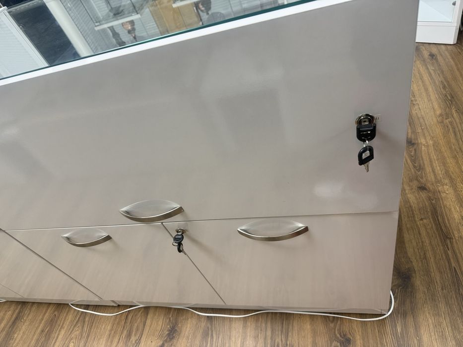 Витрини за бижутерски магазин