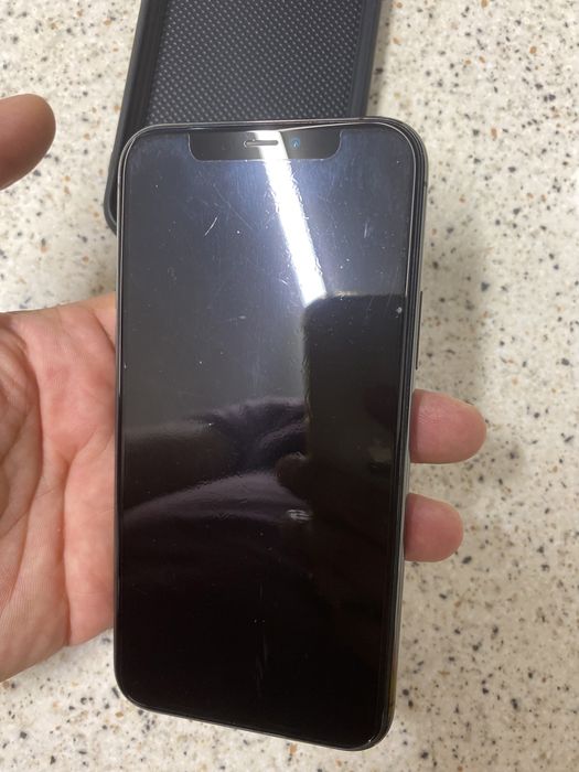 Iphone 11 Pro cu folie si huse