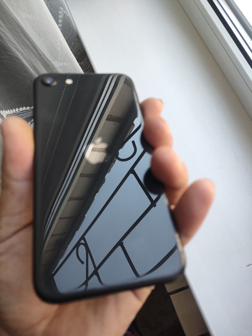 Продам iPhone Se