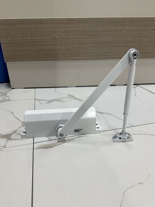 Срочно продам Дверной доводчик