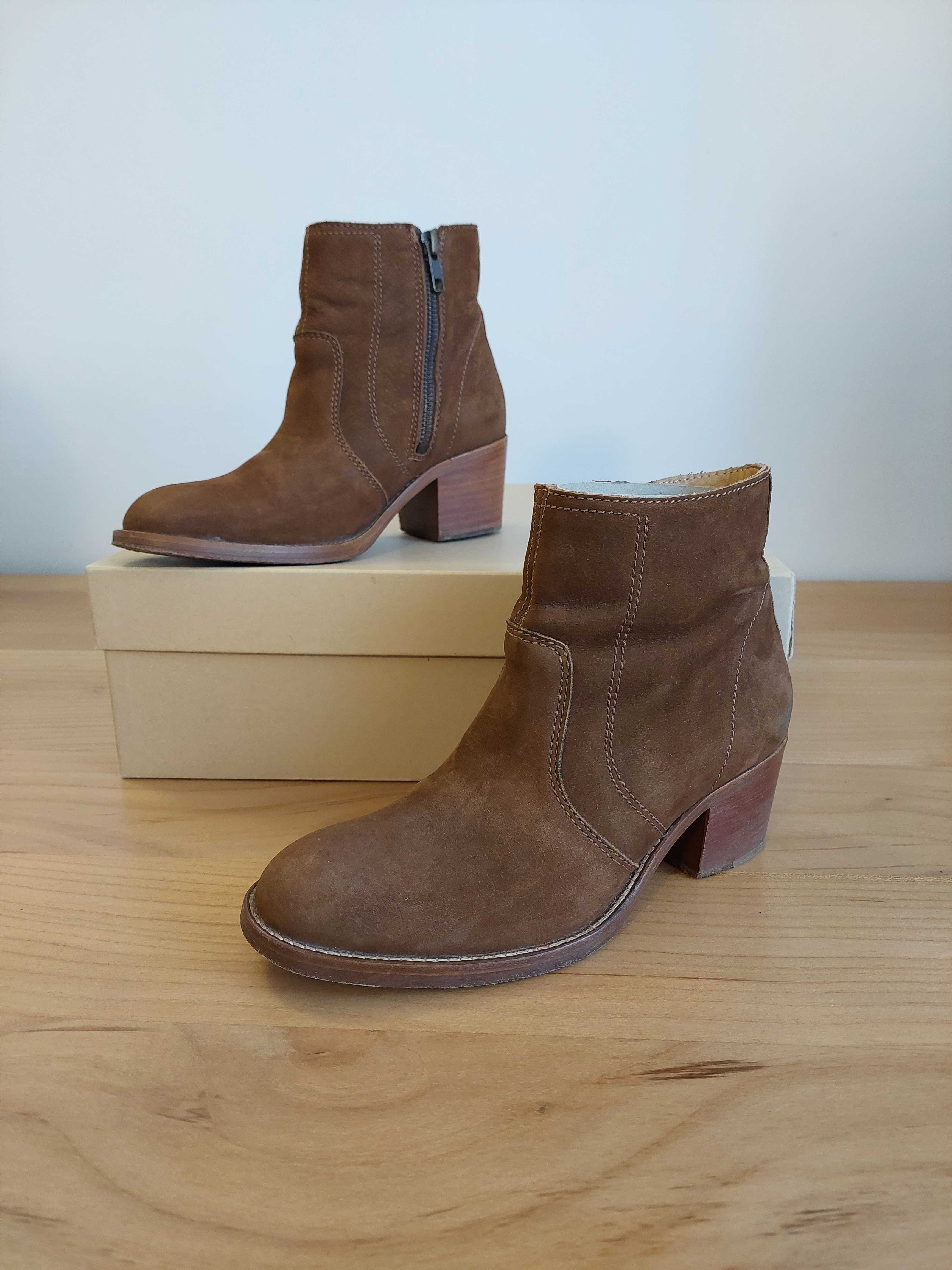 Ghete piele intoarsa