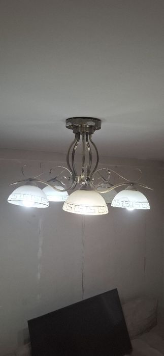 Продам люстру в отличном состоянии. Всё флаконы рабочие