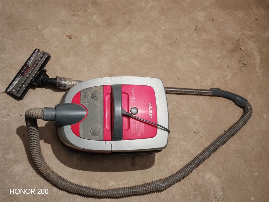 Пылесос Zelmer работает