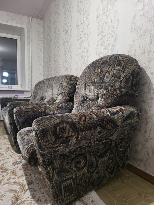 Бесплатно отдам диван и тумба