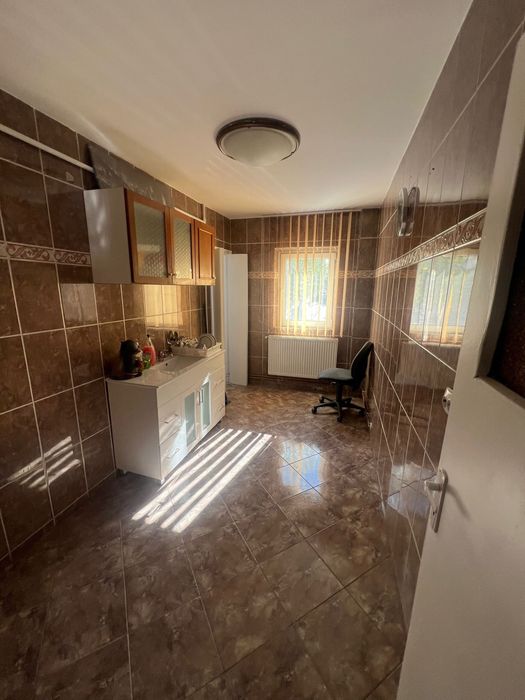 Închiriez apartament 2 camere, pretabil birou sau cabinet.
