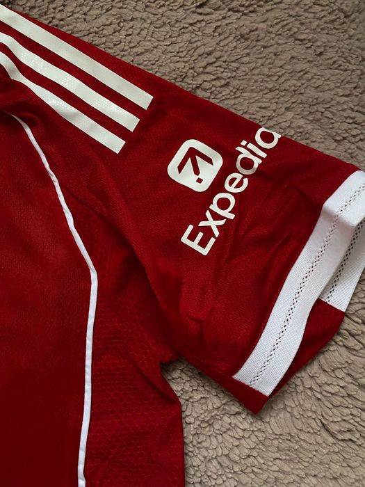 Jersey Liverpool 2025/2026 home kit, Isak