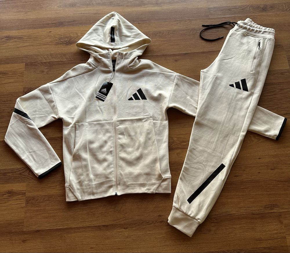 Мъжки,памучен екип Adidas в бежов цвят