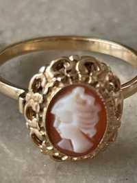 Inel  din aur 18 k  cu camee sculptata profil de femeie
